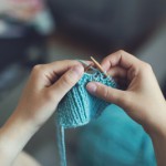 Les élèves de CM2 créent une œuvre en tricot 