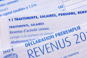 Impôts : déclaration de revenus française préremplie avec la page des traitements, salaires, pensions et rentes